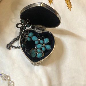 VINTAGE ESTATE FIND, SILVER PLATE HEART 3.5" JEWELRY BOX WITH TURQUOIS NECKLACE